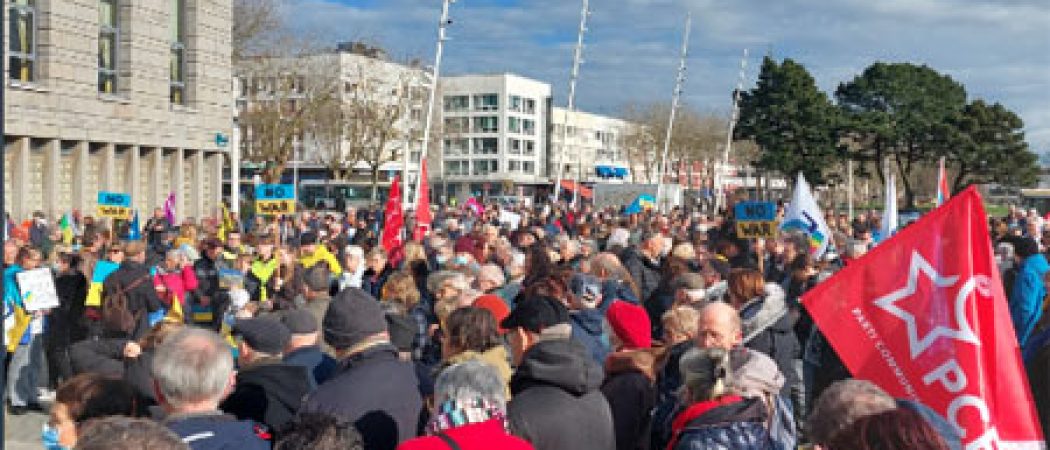 Lorient : 1000 personnes ont défilé pour la paix en Ukraine